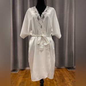 Vintage ivory satin kimono robe